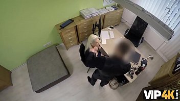 Preview 2 of Group Brazzers 2019 - VIP4K. Verf&uuml_hrerisches K&uuml_ken mit gro&szlig_en Titten reitet Schwanz f&uuml_r viel Geld