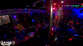 Preview 1 of Suny Leone Faking - mi novio nos hace sexo en vivo enfrente de todos en el establo de mexicali