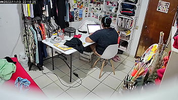 Preview 4 of Amateur Molestede - Espiando a mi cu&ntilde_ada gordita mientras hace la tarea de la escuela