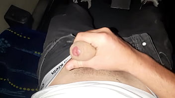 Preview 2 of Too Much Big Cocks - Polla p&uacute_blica masturb&aacute_ndose en un autob&uacute_s lleno de gente - &iexcl_lo hizo correrse duro con la mano! - Polla parpadeando