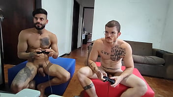 Preview 3 of Zmviljzvg - Carmona e Hisak jogando video game valendo o toba