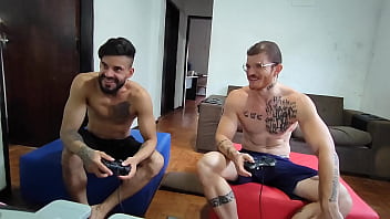 Preview 1 of Zmviljzvg - Carmona e Hisak jogando video game valendo o toba