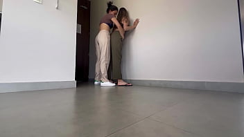 Preview 4 of Hood Fat Rubbing Close - A mi compa&ntilde_era del trabajo le encanta tener orgasmos en el pasillo del hotel!!