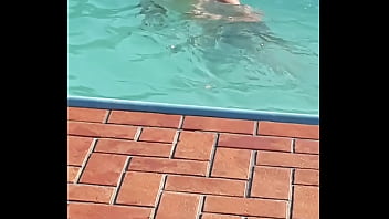 Preview 4 of Girls Fingars - Gostoso na pscina