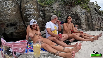 Preview 4 of Indian Nri Moans - Uma galera bem descontraida na praia naturista de Abric&oacute_ no Rio de Janeiro