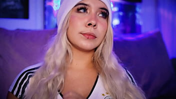 Preview 1 of Kissin Grils - Blonde with a cute face looks for a stud with a cock bigger than her boyfriend&#039_s to record