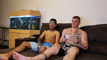 Preview 1 of Sex Iran Girlas - meu amigo me chamou para jogar v&iacute_deo game e batemos uma punheta e ele me mamou