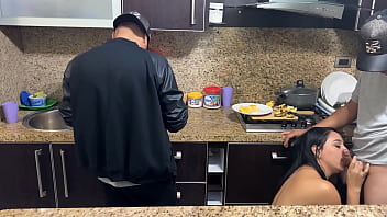 Preview 3 of Lucy Louisana - Pareja de Casados Cocinando Para el Jefe Pero la Esposa Debe Pagar la Deuda Siendo la Puta del Jefe Cocinando en Bikini y siendo Follada al lado de su Marido