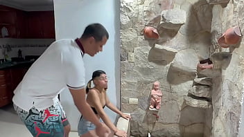 Preview 1 of Bbw Sleipng Mom Son - La curiosa de mi hermanastra se excita tocando el pene de la escultura de la fuente,  y termina comiendo una grande polla por estar de curiosa. HL