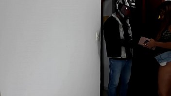 Preview 1 of Youtube Com Yuoporn - Boquete no Entregador de Pizza uma Gorjetinha ( Parte 1)