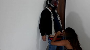 Preview 4 of Youtube Com Yuoporn - Boquete no Entregador de Pizza uma Gorjetinha ( Parte 1)