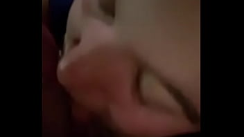 Preview 2 of Whatsapp Gozada Na Cara - Une pote me suce quand son mec dort juste derri&egrave_re