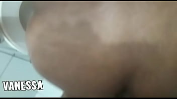 Preview 2 of Squirting Ho Facial Bbc - No pelo no banheiro com o jogador