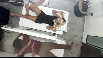 Preview 1 of James And Grey - Masaje Erotico en El Cuerpo de la Hermosa Esposa al Lado de su Marido en el Salon de Masajes en Pareja Quedo Grabado Como La Esposa es Manipulada por el Medico y Luego Follada al lado de su Marido NTR