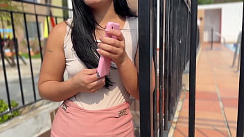 Preview 1 of Blue Shirt Show Boob Cam - Me encuentro a chica perdida de su casa y yo le brindo ayuda a cambio de que me deje cogerla hasta venirme rico.
