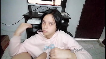 Preview 2 of School Teenagers Fucking - Chico Gamer Viendo Porno Y LLEGA LA PUTA DE SU HERMANASTRA  A HACERLE SEXO ORAL Y A COGER.