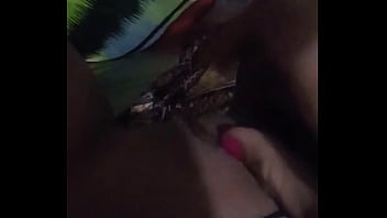 Preview 4 of Big Booty Tattooed Xxx - Me toc&oacute_ la Conchita bajo las s&aacute_banas sin que mi mam&aacute_ se entere