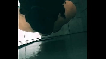 Preview 1 of Lovelyn Couple - Esposa gostosa chupando no banheiro