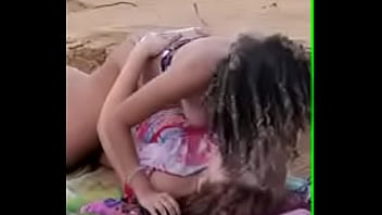 Preview 2 of Lionx Eu Tb - Amigas se pegando na praia