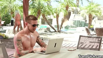 Preview 1 of Foda Secreta Gostosa - Sexy ts babe Brittney Kade and her boyfriend Steve Rickz having a hot steamy outdoor pool fucking