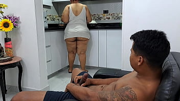 Preview 3 of Kate Banks Aka Izzy Tickled - Mi madrastra me atrapa masturb&aacute_ndome mientras veo su gran culo. Parte 1.
