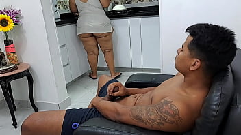 Preview 4 of Kate Banks Aka Izzy Tickled - Mi madrastra me atrapa masturb&aacute_ndome mientras veo su gran culo. Parte 1.