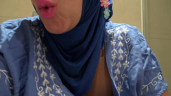 Preview 3 of Pubilck Pick Up - kinky arab milf hairy pussy pissing