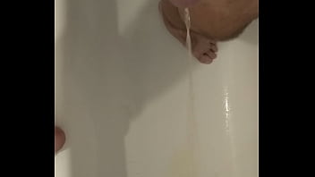 Preview 2 of Brother Sister Dare You - Venezolano en Chile haciendo pipi orinando pee en la ma&ntilde_ana al levantarse en el ba&ntilde_o