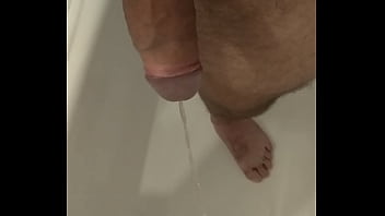 Preview 1 of Brother Sister Dare You - Venezolano en Chile haciendo pipi orinando pee en la ma&ntilde_ana al levantarse en el ba&ntilde_o
