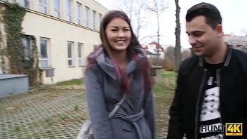 Preview 1 of Film Us While We Fuck - HUNT4K. La figa rasata viene penetrata duramente davanti al suo ragazzo