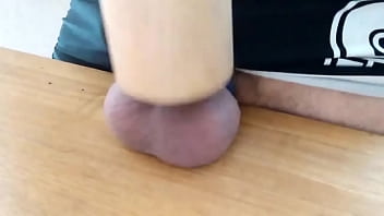 Preview 3 of American Sex Xxnx - Weiche Eier Ballbusting mit Holz