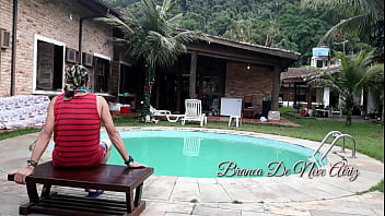 Preview 1 of Very Old Man And Very Old Lady - Branquinha novinha fudendo com casal na piscina da pousada. Melissa Alecxander e Myke Brazil.