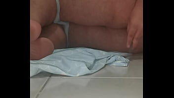 Preview 2 of Urinate In Toilet - Gordo disfrutando de su ano