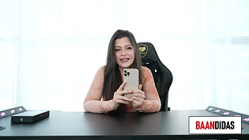 Preview 2 of Bd Sex Vedios - Luisito tefornica esta listo para follarse a su asistenta en su primer unboxing porno.