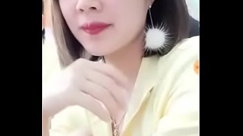 Preview 2 of Schools Girl Teacher Xxx - Em nh&acirc_n vi&ecirc_n xinh đẹp ĐĂNG QUANG WATCH c&ocirc_́ tình l&ocirc_̣ b&acirc_̀u ngực