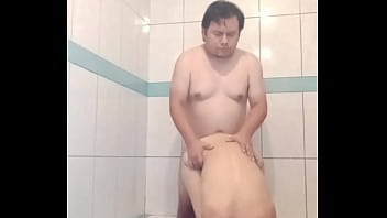 Preview 4 of Chubby Sex Slut - Llega mi novio cansado de trabajar y le doy un rico ba&ntilde_o de mojada lechosa. UNA VEZ M&Aacute_S LO CONVENC&Iacute_ SIENDO REGALADA PARA QUE ME ATRAVIESE