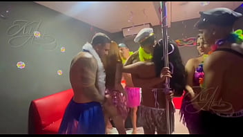 Preview 2 of Sexp1 - Nosso carnaval foi muito bom na Freedom swing clube,  rolou muita putaria e todo mundo se pegando.