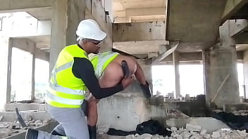 Preview 3 of 2017gapanxviode - Eletricista safado tr&aacute_s os consolos da esposa,  pro seu colega enfia nele na obra,  fica todo arreganhado