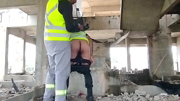 Preview 1 of 2017gapanxviode - Eletricista safado tr&aacute_s os consolos da esposa,  pro seu colega enfia nele na obra,  fica todo arreganhado