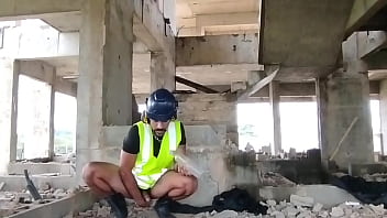 Preview 4 of 2017gapanxviode - Eletricista safado tr&aacute_s os consolos da esposa,  pro seu colega enfia nele na obra,  fica todo arreganhado