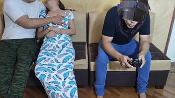 Preview 1 of Amateur Hardcore Sex Video 6 - Me Follo a la Novia de mi Mejor Amigo mientras el esta Jugando