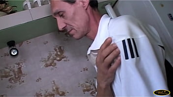 Preview 1 of Enormous Anal Girlfriends - Nella cucina un uomo maturo seduce la ragazza mora con il suo grosso cazzo
