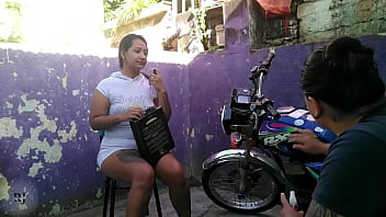 Preview 2 of Malaysian Nurul Gangbang - dandole un rico oral y anal a vendedora en la calle parte 1