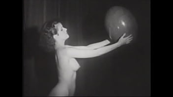 Preview 4 of Nimpe Chosty Huy - Erotic retro model with a beautiful figure plays with balloons for the crowd on stage