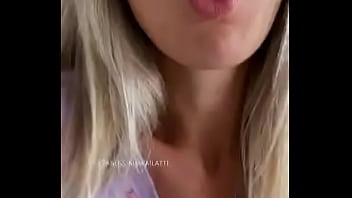 Preview 1 of Lesbian Public Money - Safadinha fudendo