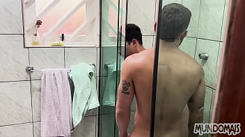 Preview 1 of Mess Atm - Eles amam aprontar embaixo do chuveiro!