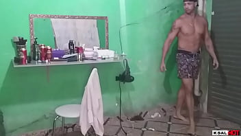 Preview 1 of Oral Cum No Hand - A safadinha da Danny Hot na casa do amigo,  pedi para teu marido Mike Hot comprar cerveja,  quando ele volta pega a safada dando a buceta na cozinha.