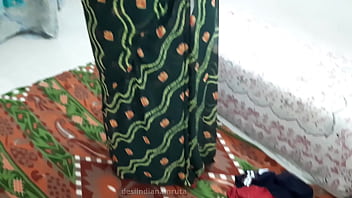 Preview 1 of Mommy Sex Solo - Desi Sexy Hot Cute Indian Bhabhi Wearing Dark Green Saree