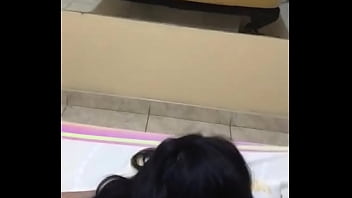 Preview 1 of Petite 17 Teen Big Cock - Mi novia y yo cogiendo rico en un hotel mientras le meto el dedo en el culo