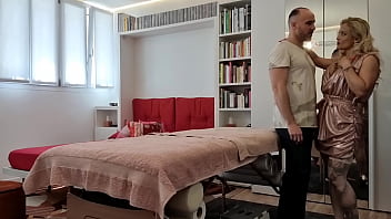 Preview 3 of Napali Xxx Hot Hd - L&#039_imprenditrice straniera a caccia dei cazzi italiani (con Mary Rider e Luca Borromeo)